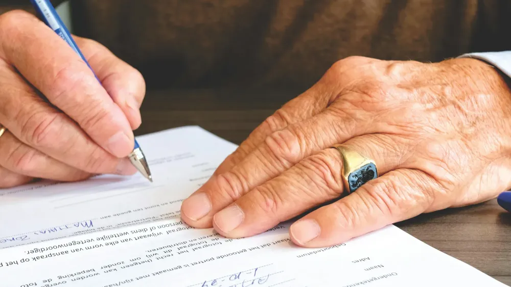 personne remplissant un dossier administratif