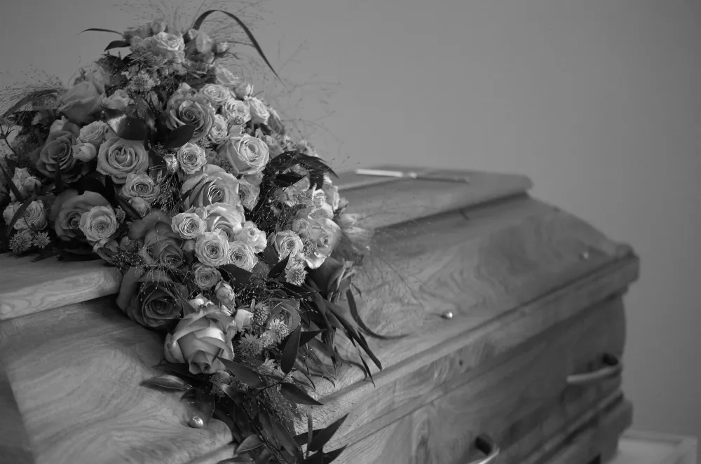 cercueil avec un bouquet de fleurs